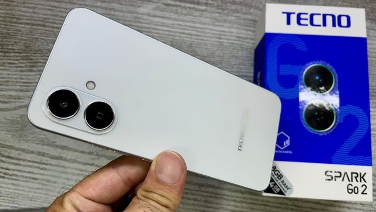 Tecno Spark Go 2 एक स्टाइलिश और बजट-फ्रेंडली स्मार्टफोन है जिसमें बड़ी डिस्प्ले, पावरफुल बैटरी और लेटेस्ट Android OS जैसे फीचर्स मिलते हैं। जानिए क्यों ये स्टूडेंट्स और यंग यूजर्स के लिए बेस्ट चॉइस है।