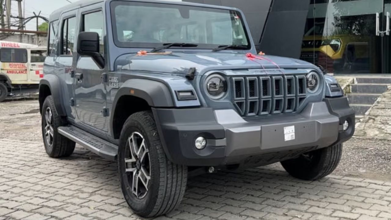 Mahindra Thar ROXX भारत की ऑफ-रोडिंग दुनिया में नई सनसनी है, जिसमें दमदार डिज़ाइन, एडवांस फीचर्स और पावरफुल इंजन ऑप्शंस हैं। जानिए इसकी कीमत, फीचर्स और परफॉर्मेंस के बारे में।
